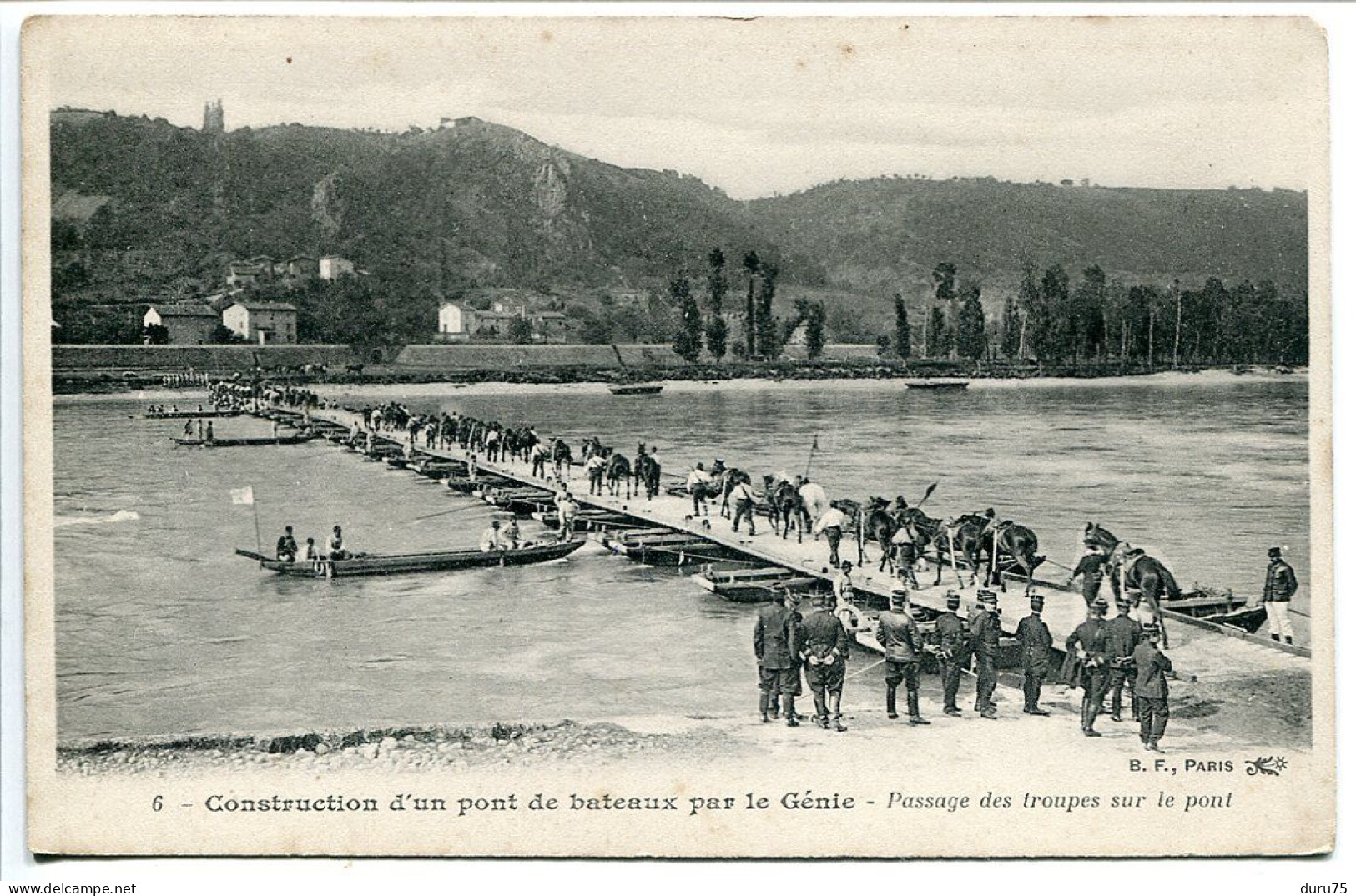 Militaria * CPA Construction D'un Pont De Bateaux Par Le Génie - Passage Des Troupes Sur Le Pont * B.F. Editeur - Manovre