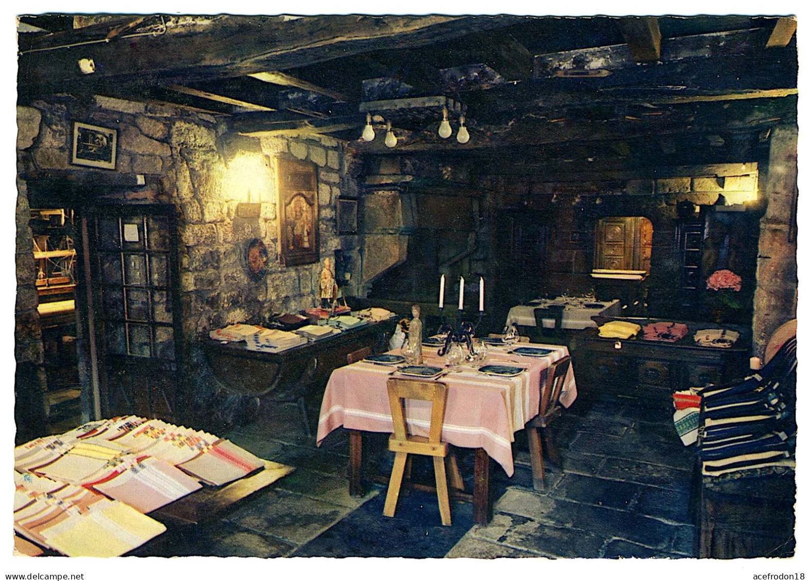 Locronan - Magasin D'exposition Dans Les Anciens Ateliers Des Tisserands - Locronan