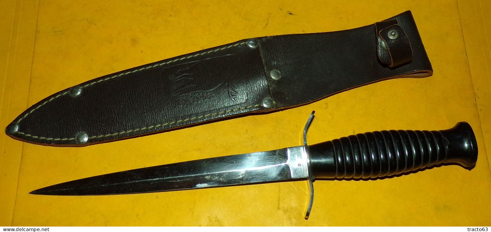 COUTEAU POIGNARD DE CHASSE AVEC SON ETUI EN CUIR DECORE D'UN CERF , COUTEAU  SOLIDE , POIDS DU COUTEAU SEUL 110 GRAMMES - Knives/Swords