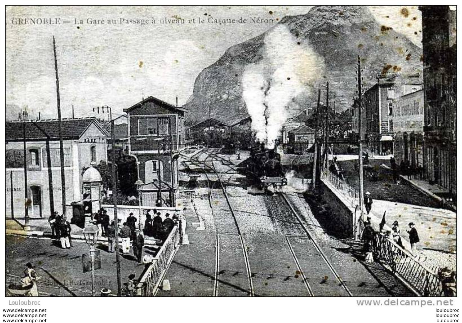 38 GRENOBLE LA GARE AU PASSAGE A NIVEAU ET LE CASQUE DE NERON TRAIN ARRIVANT - Grenoble