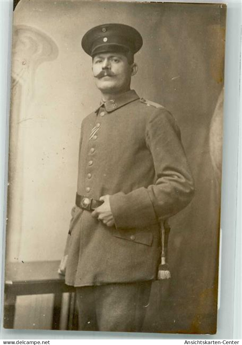 39803108 - Ein Landser In Uniform Mit Schirmmuetze Im Fotostudio - Guerre 1914-18