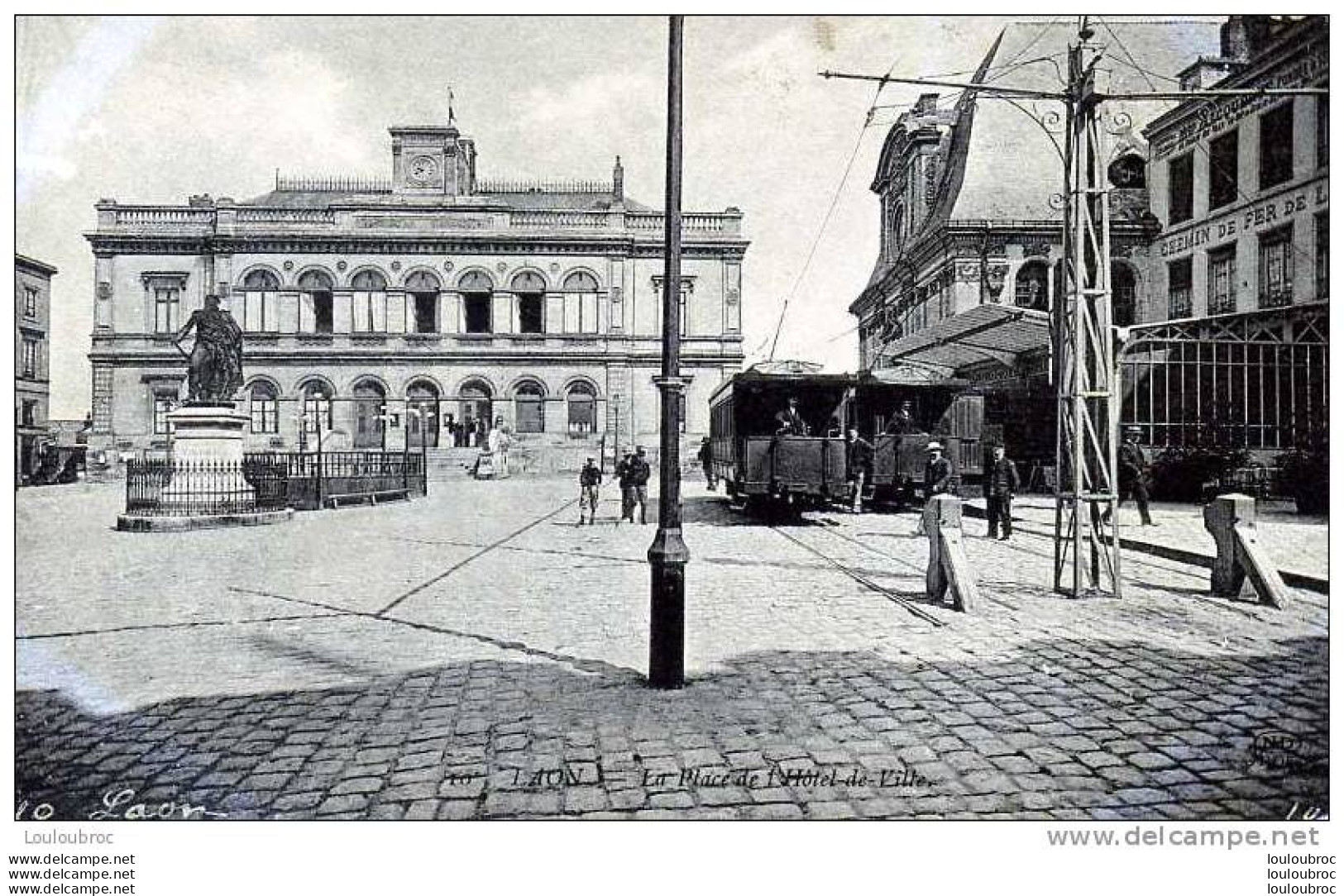 02 LAON PLACE DE L'HOTEL DE VILLE AVEC TRAMWAYS - Laon