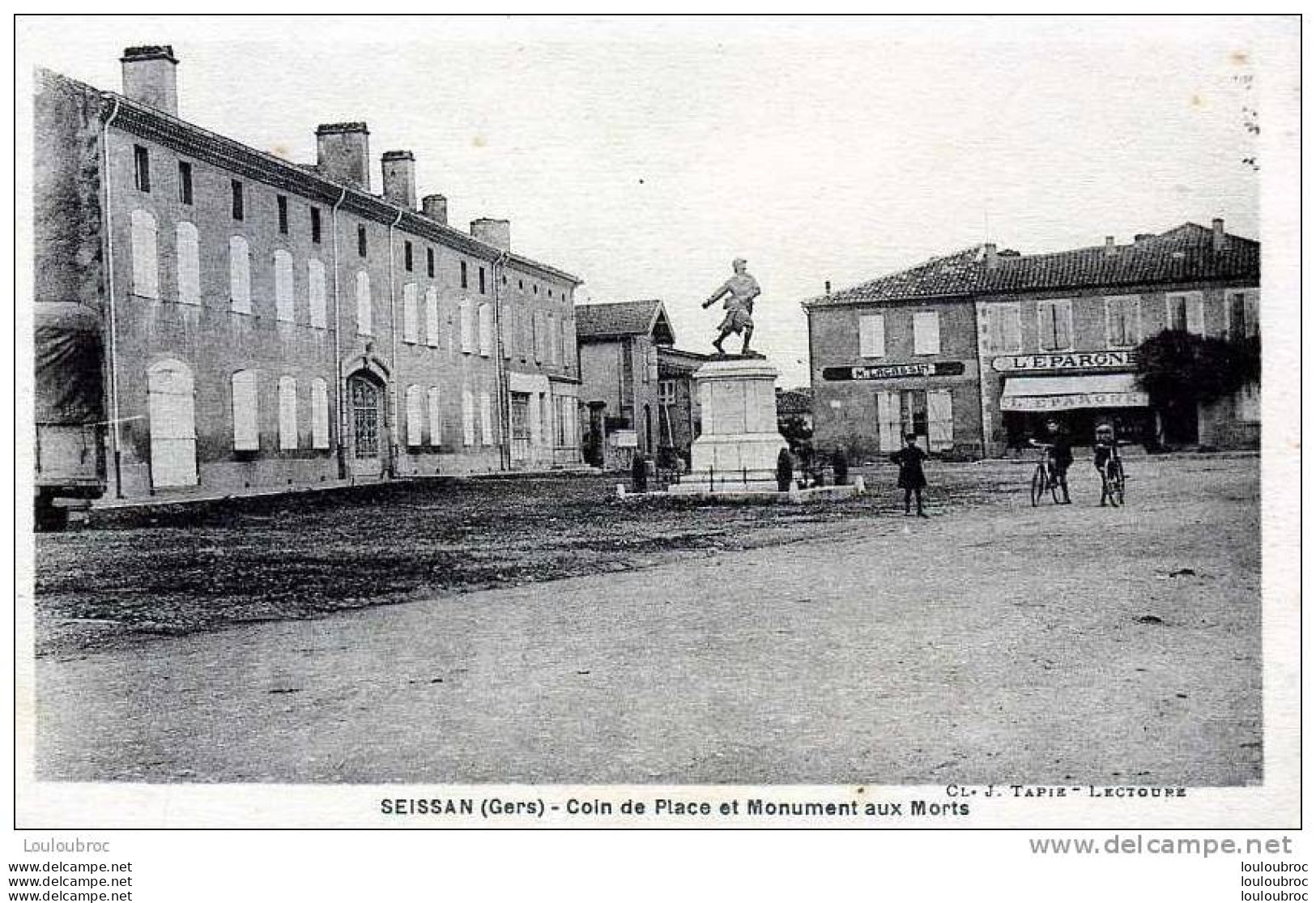 32 SEISSAN COIN DE PLACE ET MONUMENT AUX MORTS EDIT TAPIE - Andere & Zonder Classificatie