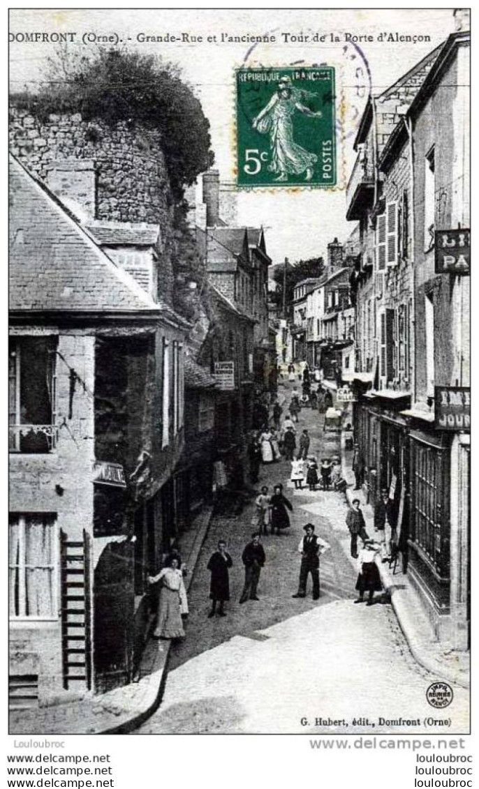 61 DOMFRONT GRANDE RUE ET L'ANCIENNE TOUR DE LA PORTE D'ALENCON TRES ANIMEE EDIT HUBERT VOYAGEE 1910 - Domfront