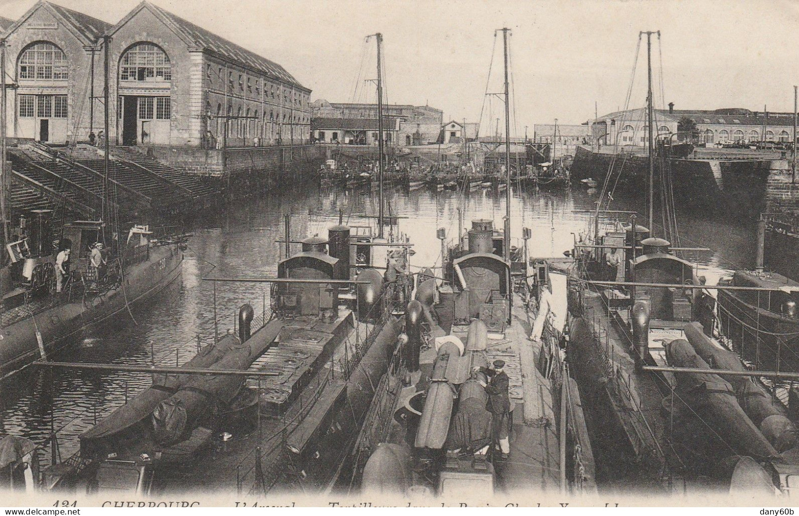 REF.AC . CPA . 50 . CHERBOURG . L'ARSENAL . TORPILLEURS DANS LE BASSIN - Cherbourg