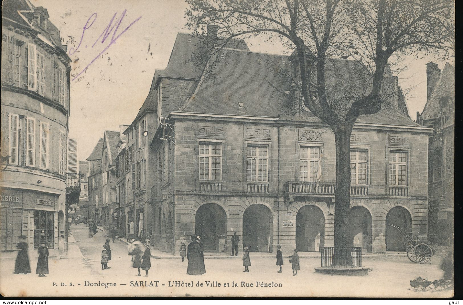 24 --- Sarlat --- L'Hotel De Ville Et La Rue Fenelon - Sarlat La Caneda