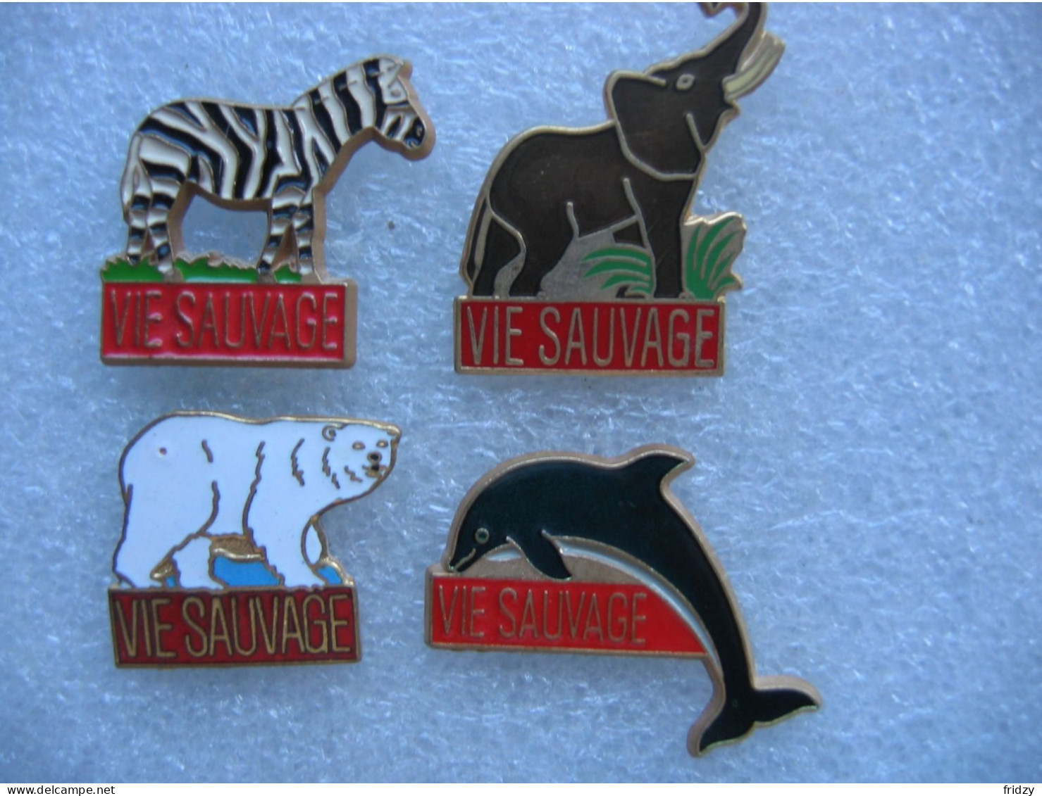 4 Pin's Dans La Série "Vie Sauvage". Zèbre, Ours Blanc, éléphant Et Dauphin - Dieren