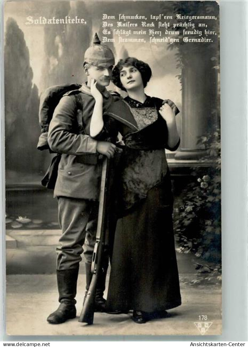 39871808 - Landser In Uniform Haelt Seine Liebste Im Arm Fotostudioaufnahme BNK 178 Feldpost Bayer. 39. Res.-Div. - War 1914-18