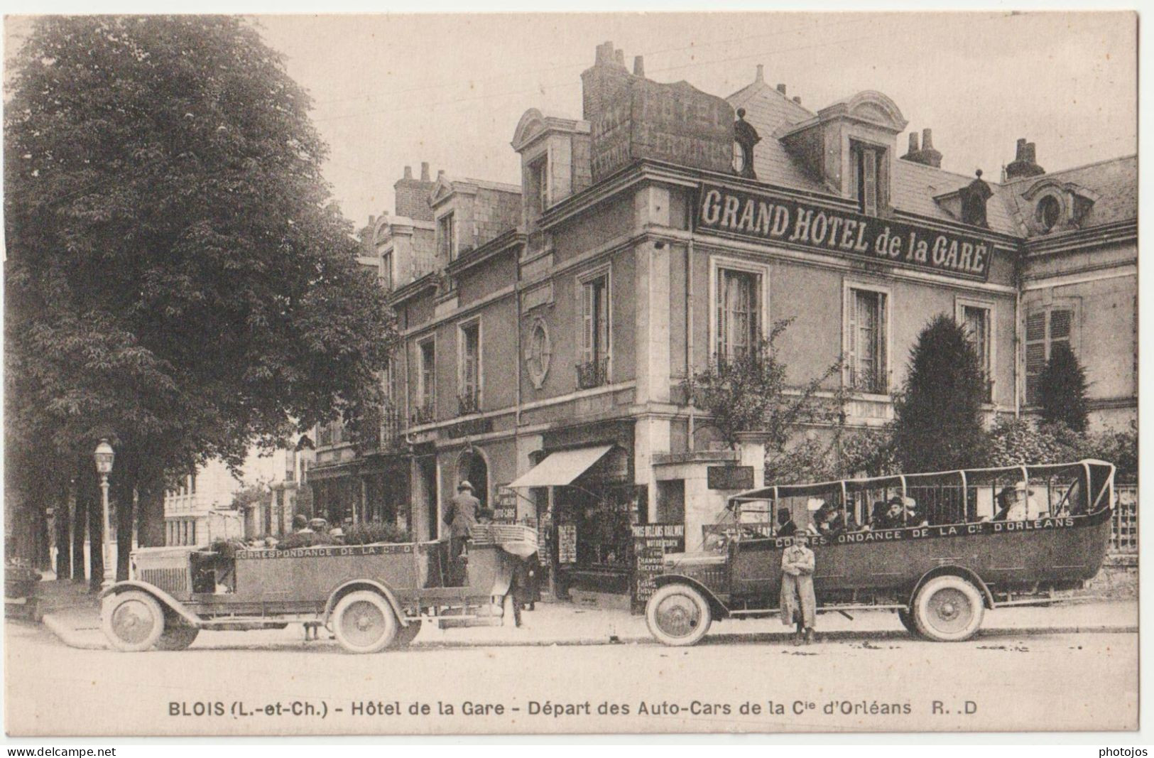 CPA Blois (41) Automobile  RARE Gros Plan Sur Les Autocars De La Cie D'Orléans Devant Le Grand Hôtel De La Gare - Blois