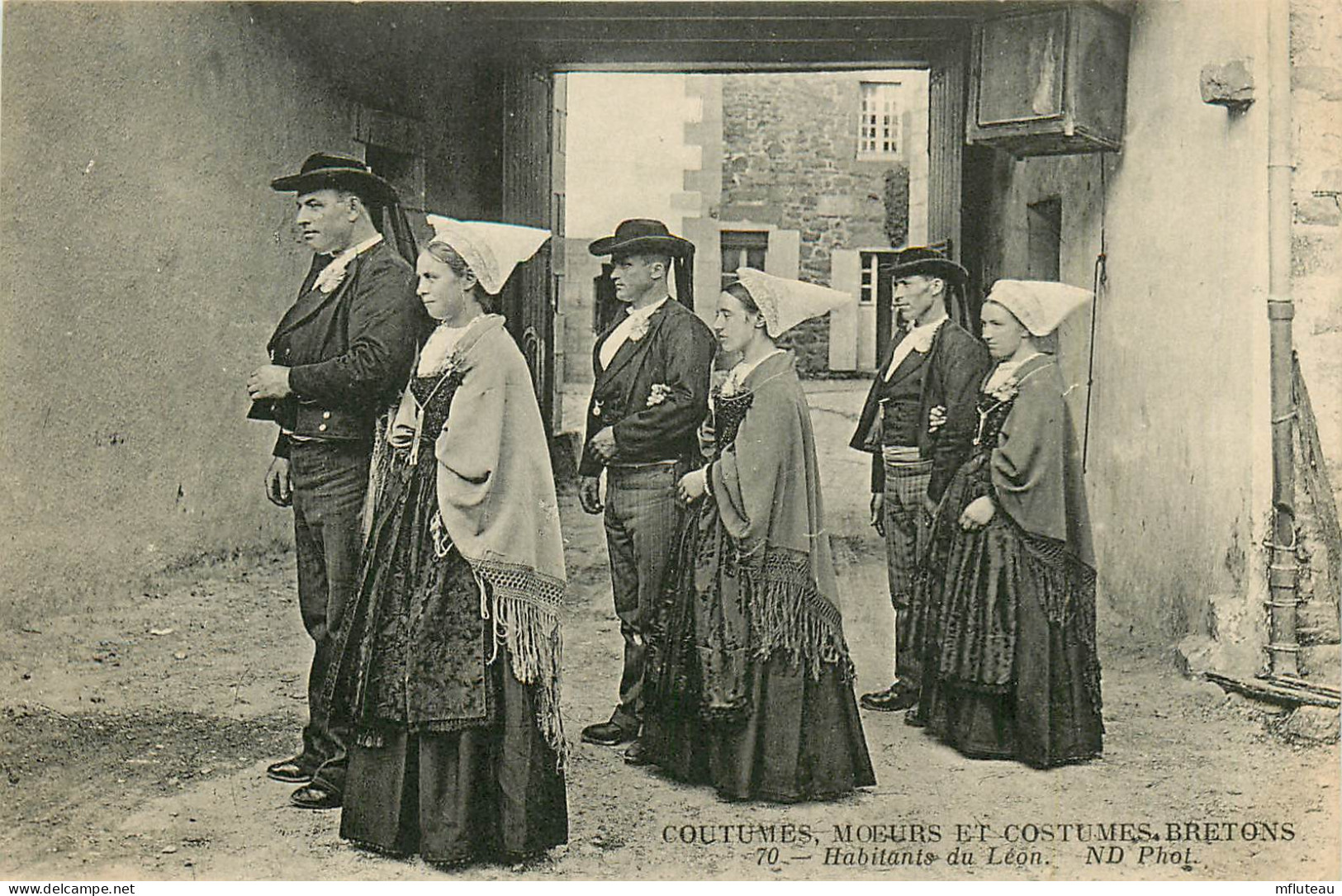 29* BRETAGNE   Habitants Du Leon   RL23,0411 - Costumes