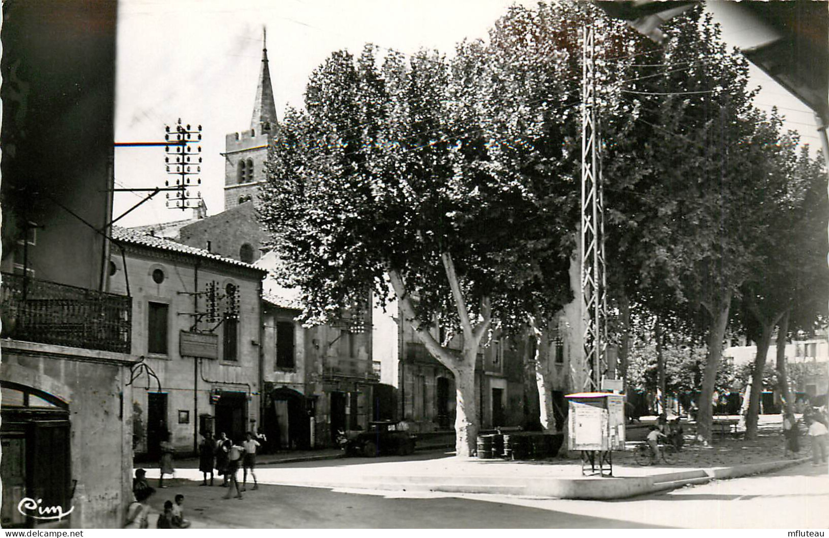 34* CRUZY   La  Grande Place  (CPSM 9x14cm)      RL23,0953 - Autres & Non Classés