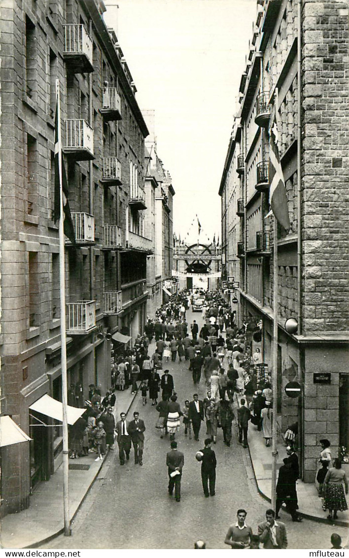 35* ST MALO    Rue St Vincent  (CPSM 9x14cm)   RL23,1256 - Saint Malo