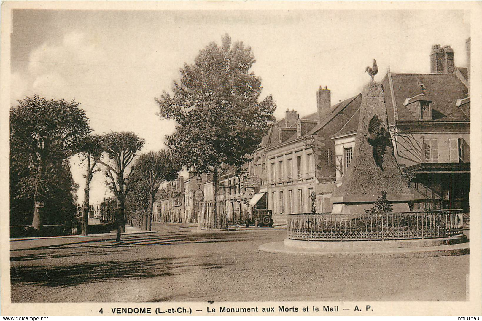 41* VENDOME   Monument Aux Morts  Et Le Mail   RL23,2013 - Vendome
