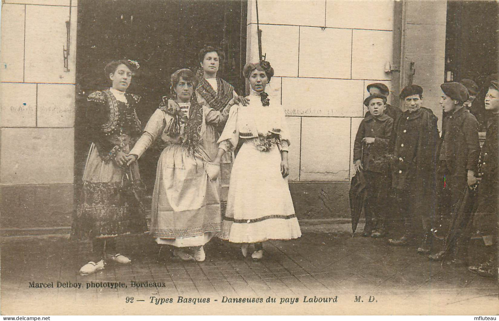 64*    Danseuses Au Pays Labourd    RL23,2000 - Danses