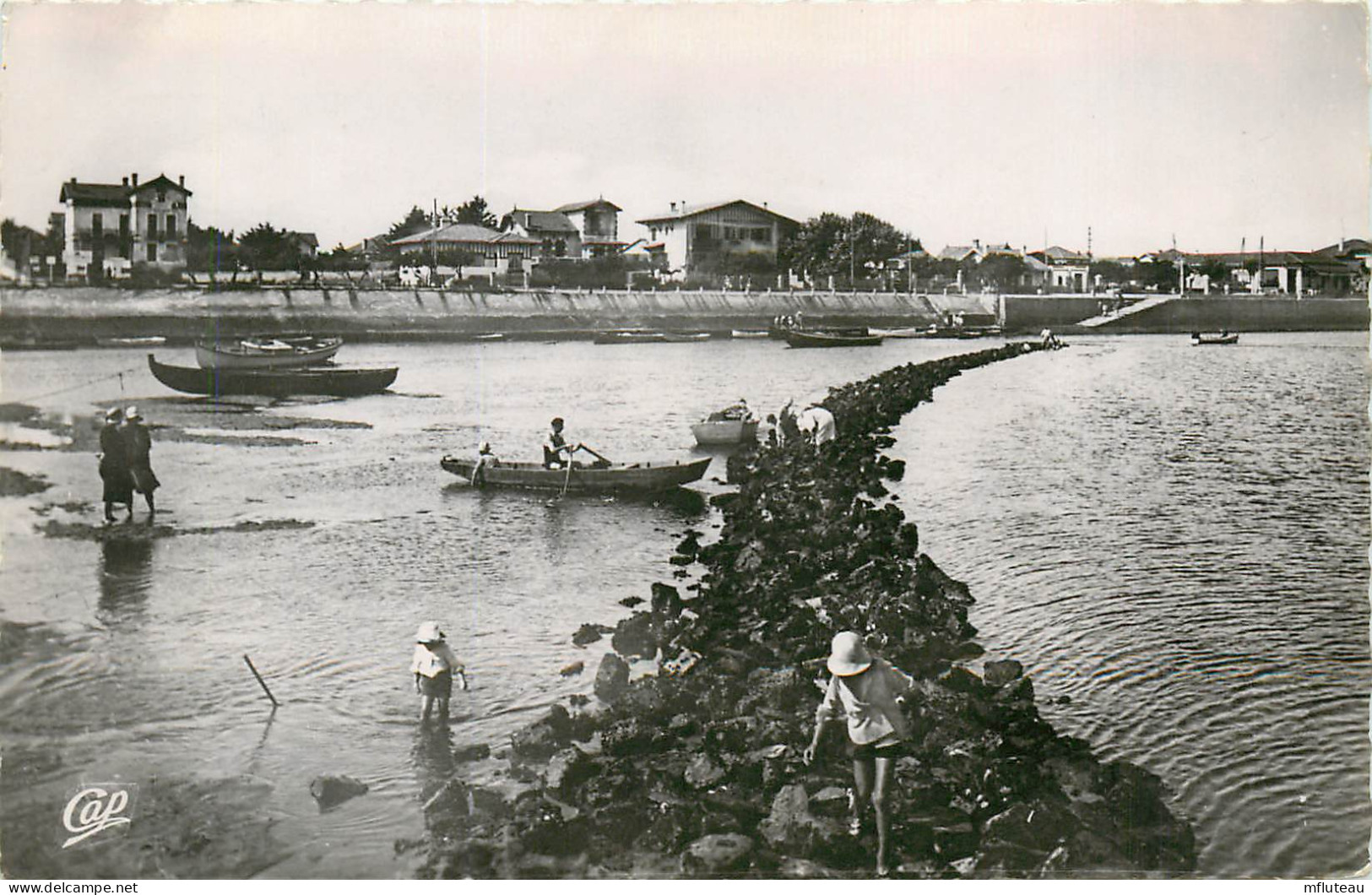 40* CAPBRETON     Pecheurs De Moules  (CPSM 9x14cm)   RL23,1980 - Capbreton