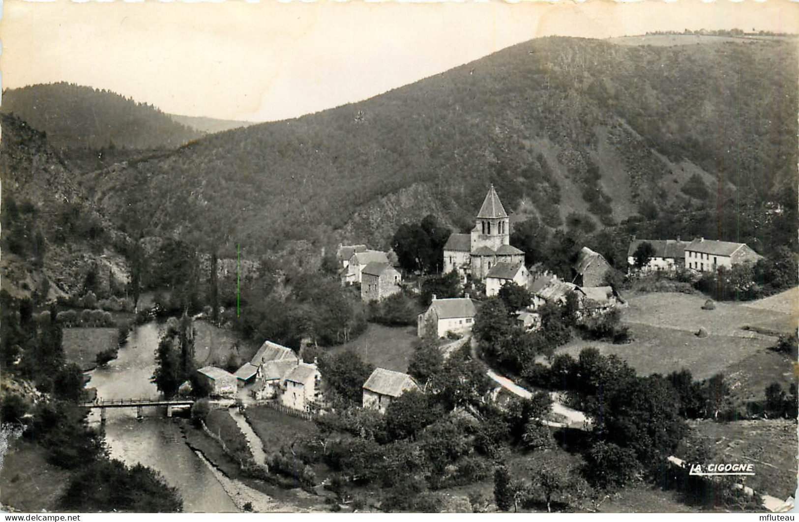 63* PONTGIBAUD Le Bourg (CPSM 9x14cm)       RL35.0516 - Other & Unclassified