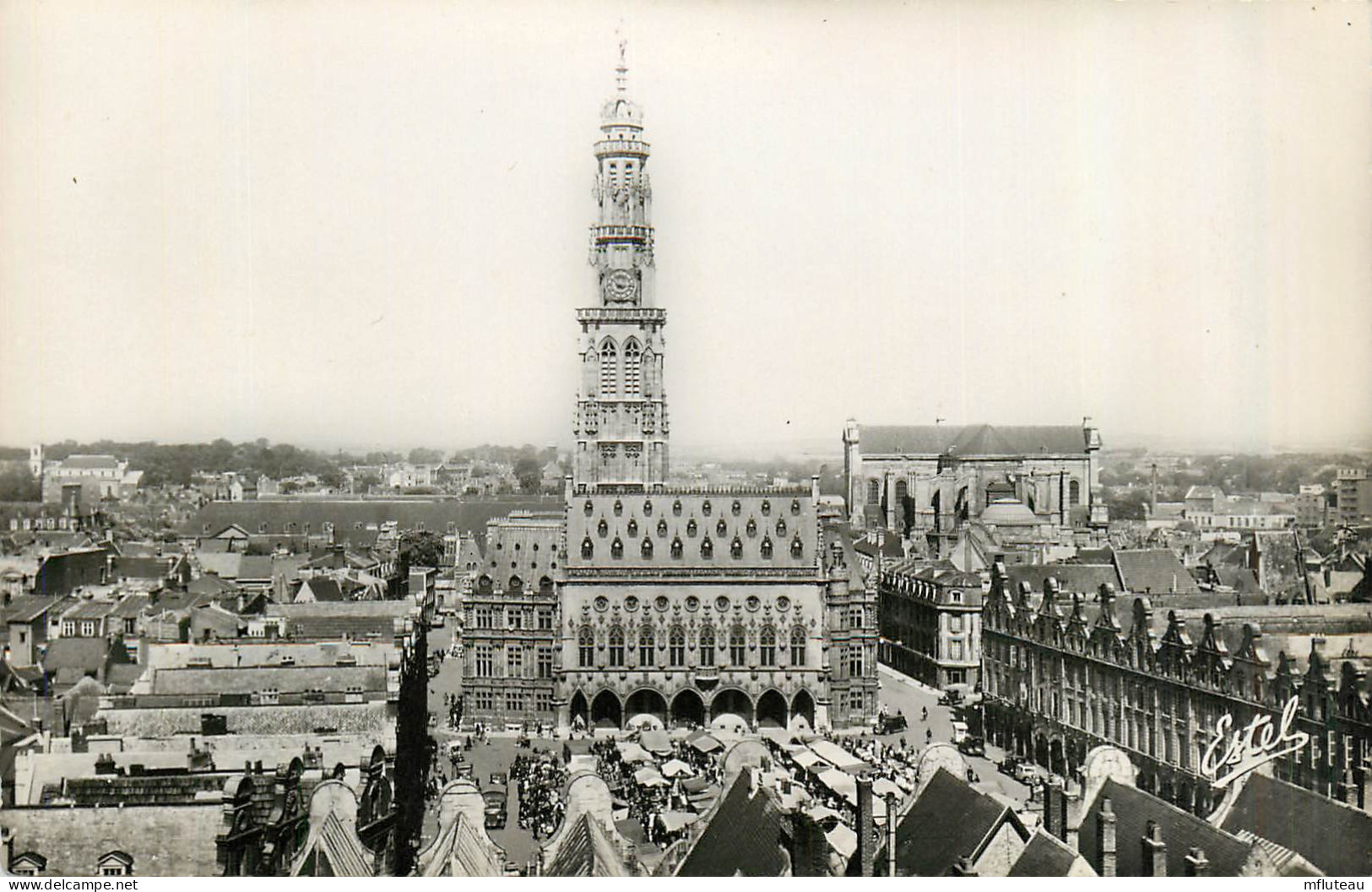 62* ARRAS  Place De L Hotel De Ville       (CPSM 9x14cm)   RL35.0423 - Arras