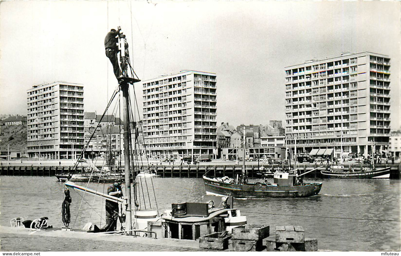 62* BOULOGNE S/MER   Immeubles Devant Le Port (CPSM 9x14cm)      RL35.0398 - Boulogne Sur Mer