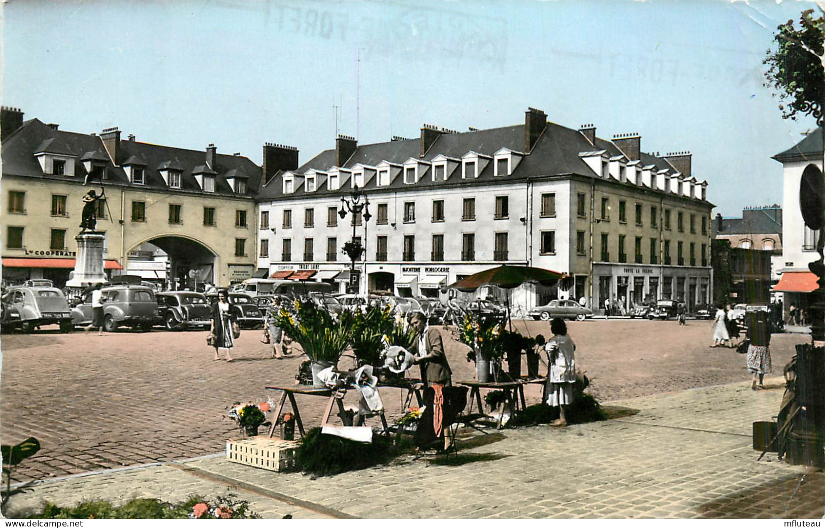 60* COMPIEGNE    Place De L Hotel De Ville (CPSM 9x14cm)       RL35.0081 - Compiegne