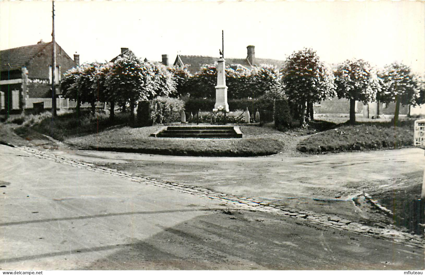 60* JONQUIERES Place Des Fetes  Monument Aux Morts   (CPSM 9x14cm)    RL35.0029 - Autres & Non Classés