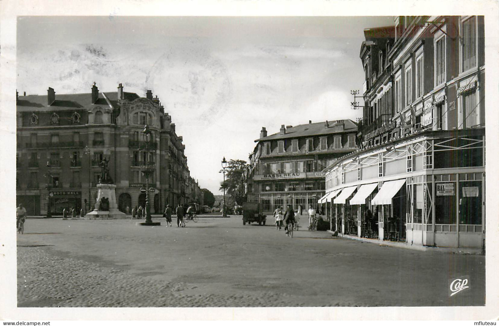 65* TARBES  Place De Verdun (CPSM 9x14cm)       RL35.0680 - Tarbes