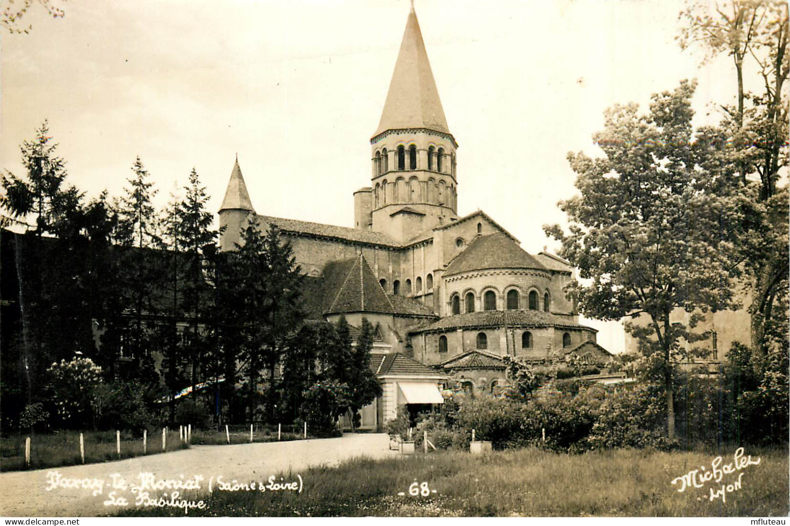 71* PARAY LE MONIAL  La Basilique (CPSM 9x14cm)         RL35.1074 - Paray Le Monial