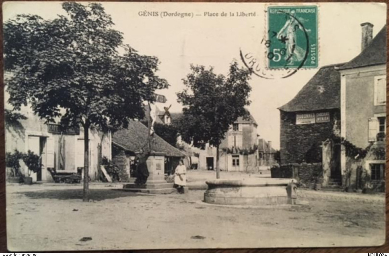 CPA 24 Dordogne, Génis, Place De La Liberté, Fontaine, Animée, Enseignes Café Du Périgord, Plaques DUBONNET, Menier - Autres & Non Classés