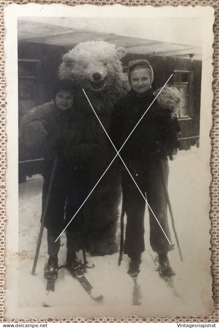 Eisbär Carnaval Déguisement Ours Et 2 Jeunes Skieurs Lieu à Identifier Photo Snapshot Milieu 20e + Texte Au Verso - Anonymous Persons