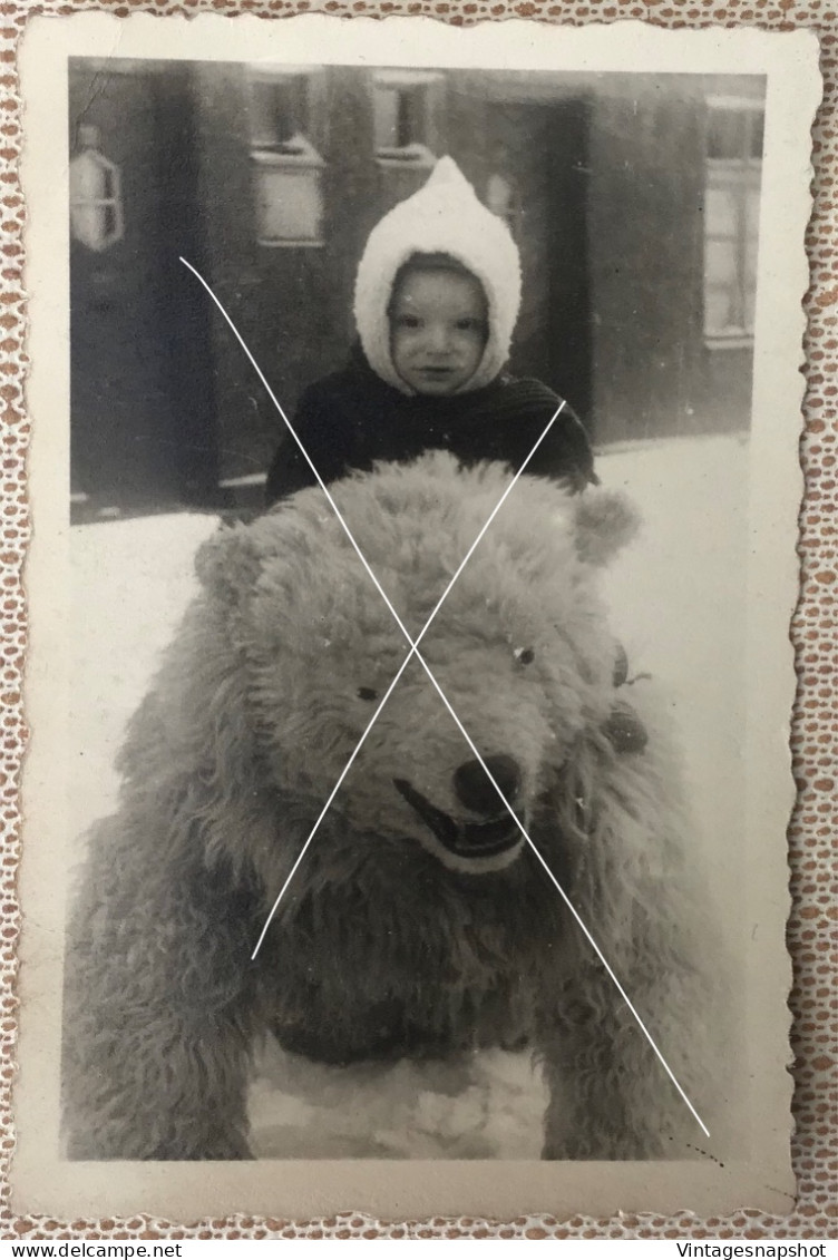 Eisbär Carnaval Déguisement Ours Avec Un Enfant Sur Le Dos Lieu à Identifier Photo Snapshot Datée 1949 + Texte Au Verso - Anonyme Personen