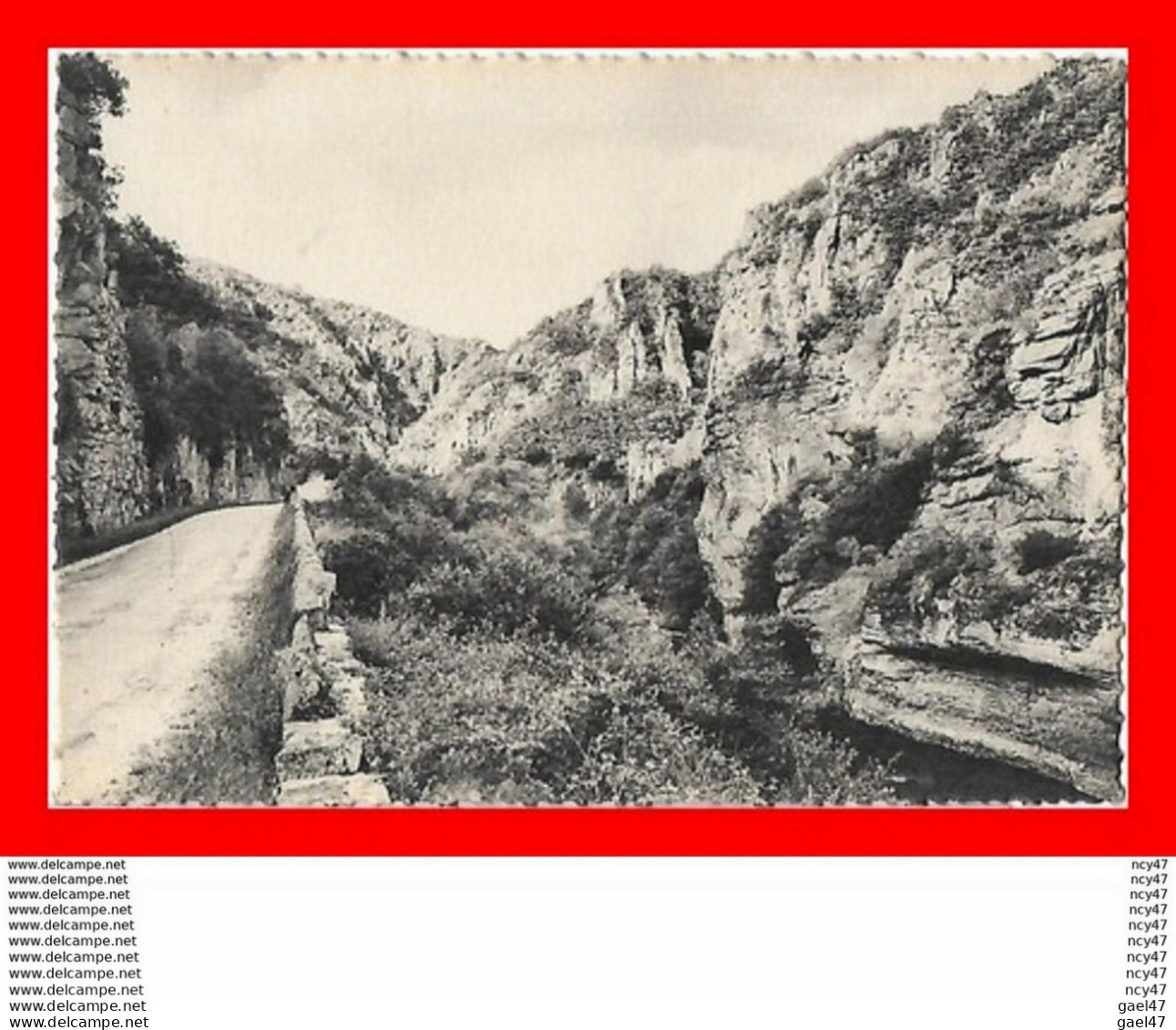 2 CPSM/gf (03) GANNAT.  Groupe De Rochers Surplombant La Sioule / Route Dans Les Gorges De La Sioule...S2490 - Andere & Zonder Classificatie