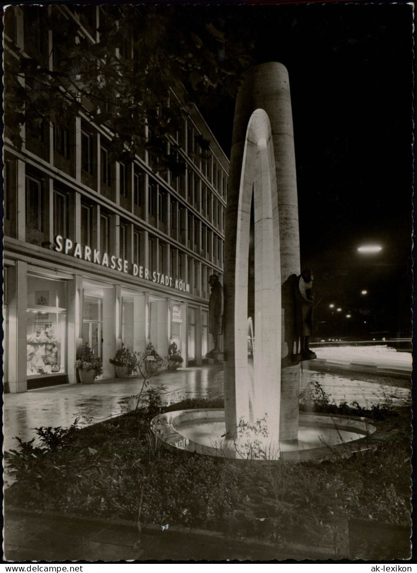 Ansichtskarte Köln Sparkassenbrunnen Und Sparkasse Bei Nacht 1961 - Köln