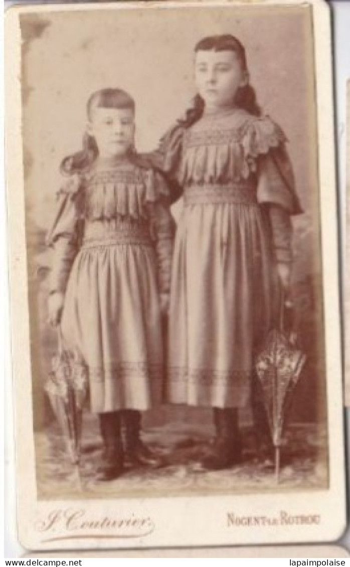 Photo C D V Nogent Le Rotrou  Portrait De Deux Jeunes Nogentaises Photo J Couturier  Nogent Le Rotrou  Réf 30475 - Identified Persons