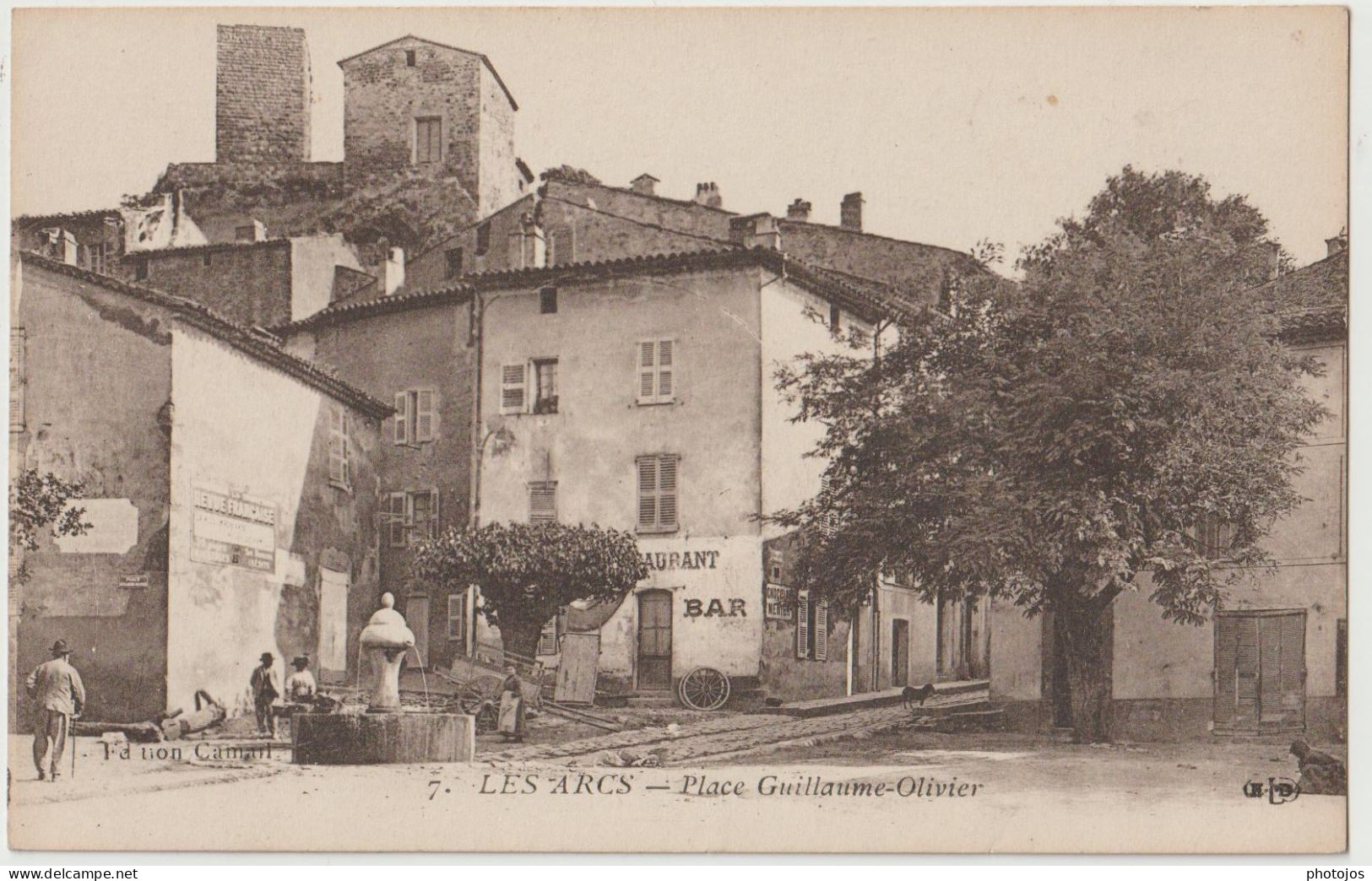 CPA Les Arcs  (83)   Charmante Petite Place Guillaume Olivier Avec Sa Fontaine  Et Ses Arbres  Petit Restaurant  ELD 7 - Les Arcs