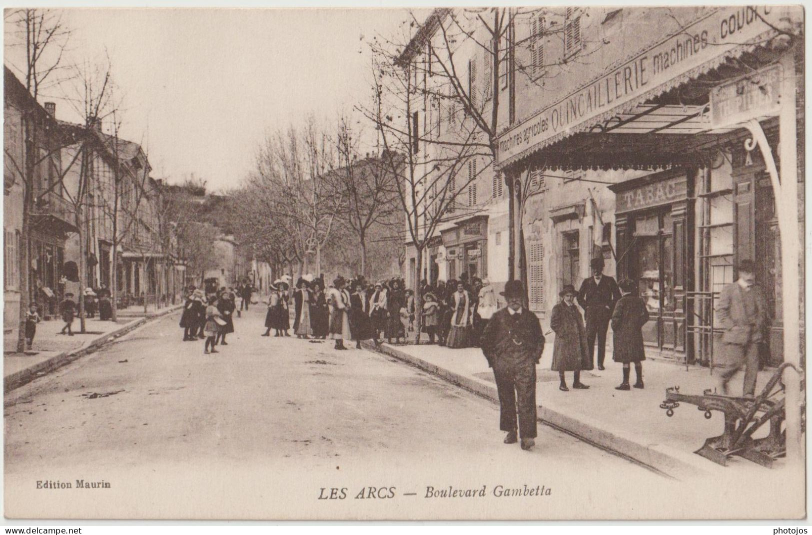 CPA Les Arcs  (83)  Le Boulevard Gambetta , Ses Promeneurs   Sa Quincaillerie  Ed Maurin - Les Arcs