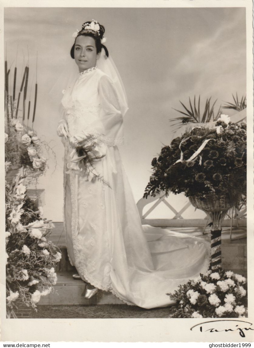 JEWISH JUDAICA TURQUIE  FAMILY ARCHIVE SNAPSHOT  PHOTO  FEMME WOMAN WEDDING  17.7X23.5cm. STUDIO CACHET - Anonyme Personen