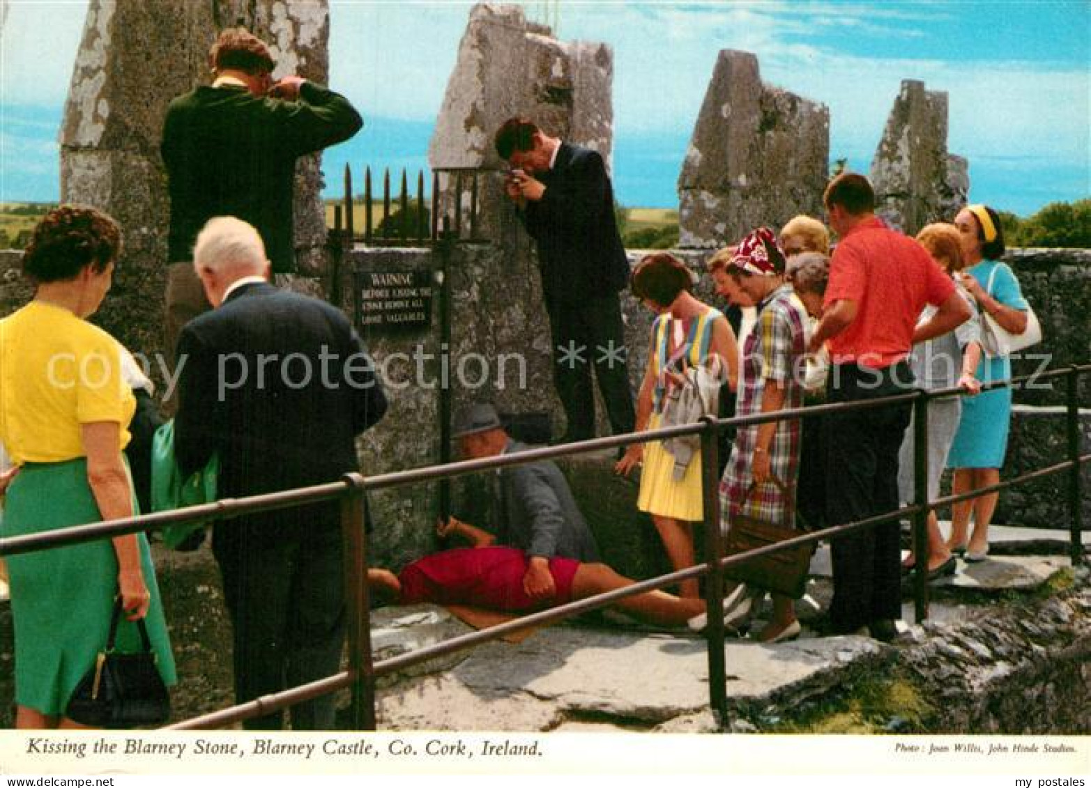 72926875 Cork Kissing The Blarney Stone Blarney Castle Cork - Sonstige & Ohne Zuordnung