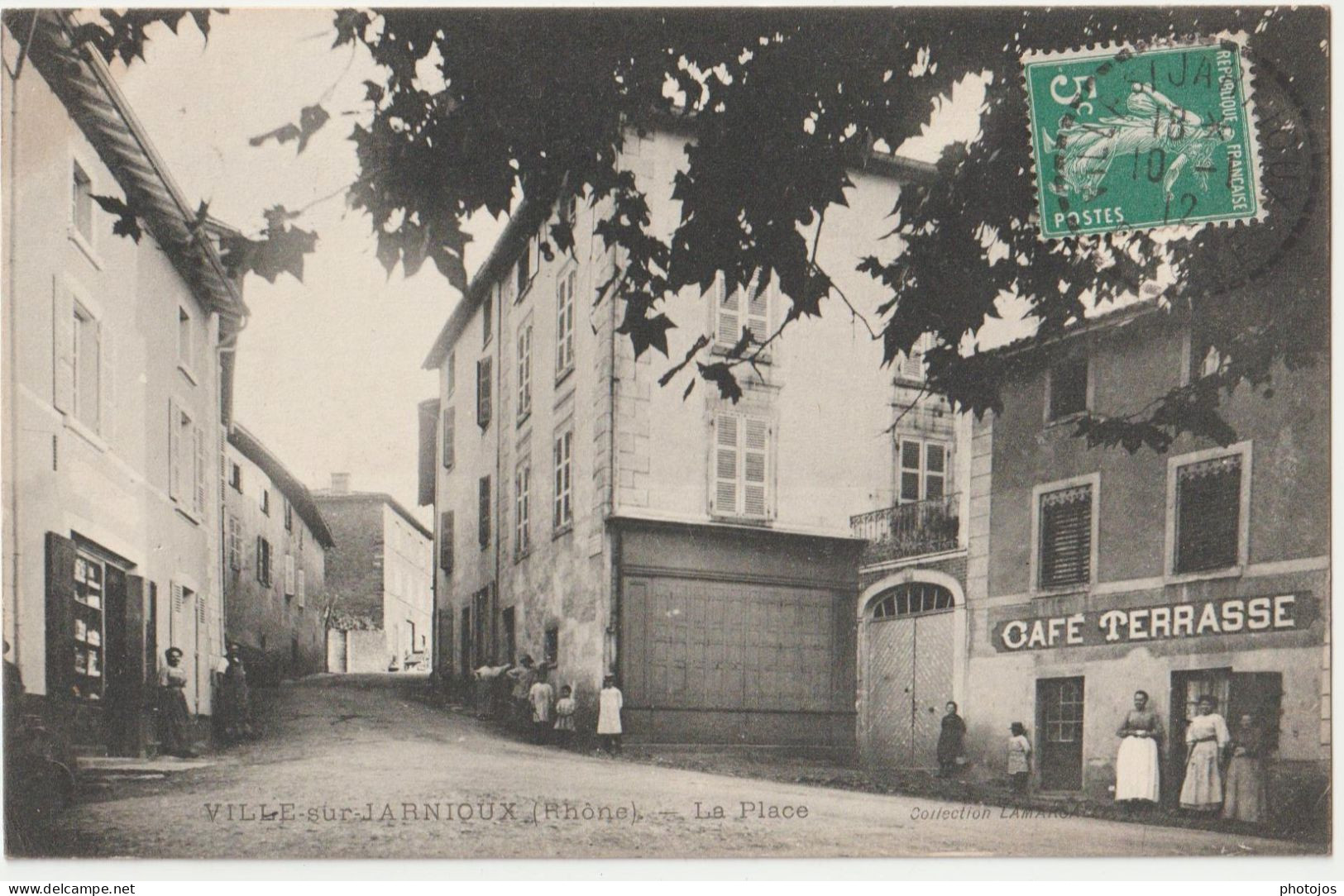 CPA   Ville Sur Jarnioux (69)  Le Café Terrasse  Sur La Place  Et Ses Platanes     Lamarga - Autres & Non Classés