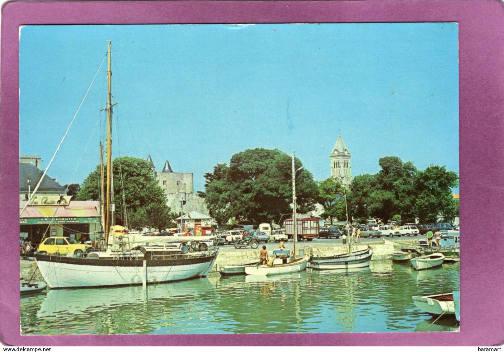 ILE DE NOIRMOUTIER Noirmoutier  Le Port Le Château L'Église  Automobiles Renault R8 R5 R6 4L Peugeot 504 Moto - Noirmoutier