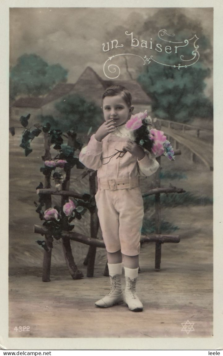 G60.  Vintage French Greetings Postcard.  A Kiss. Boy Blowing A Kiss. - Children And Family Groups