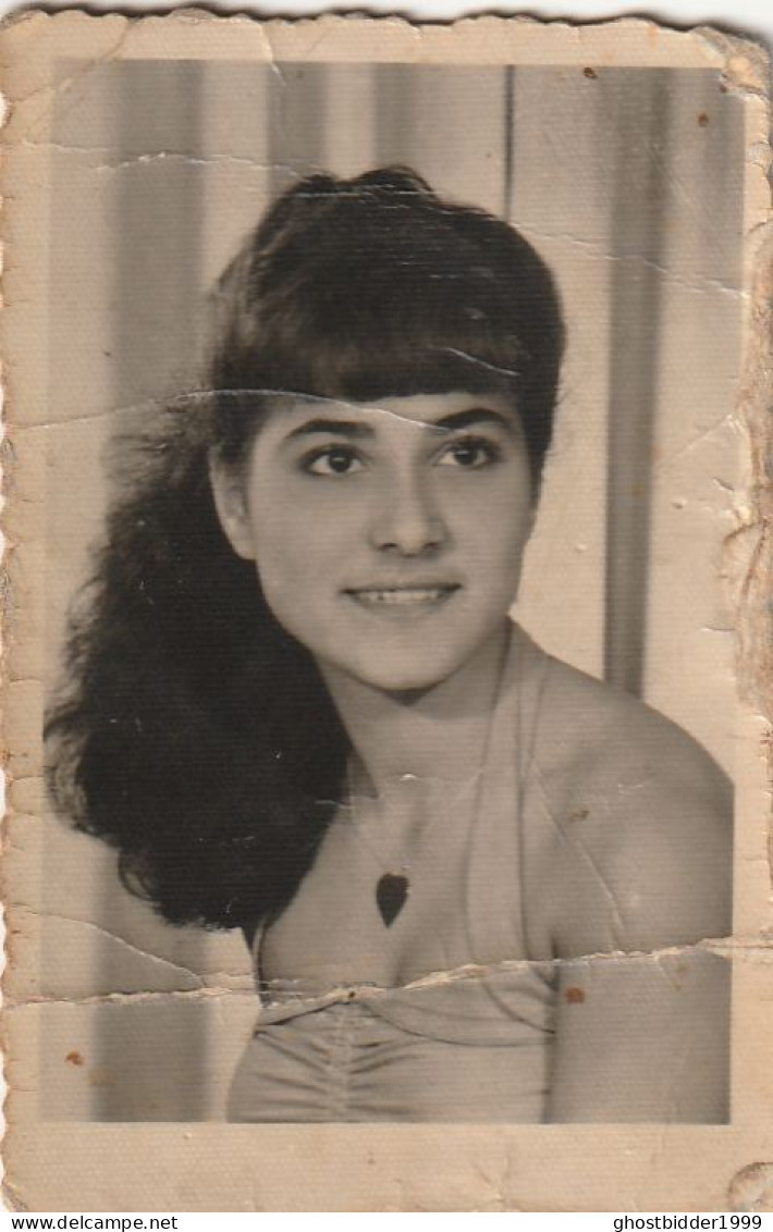 JEWISH JUDAICA TURQUIE ISRAEL ? FAMILY ARCHIVE SNAPSHOT MINI PHOTO GIRL  4X6.1 Cm. RARE CACHET - Anonymous Persons