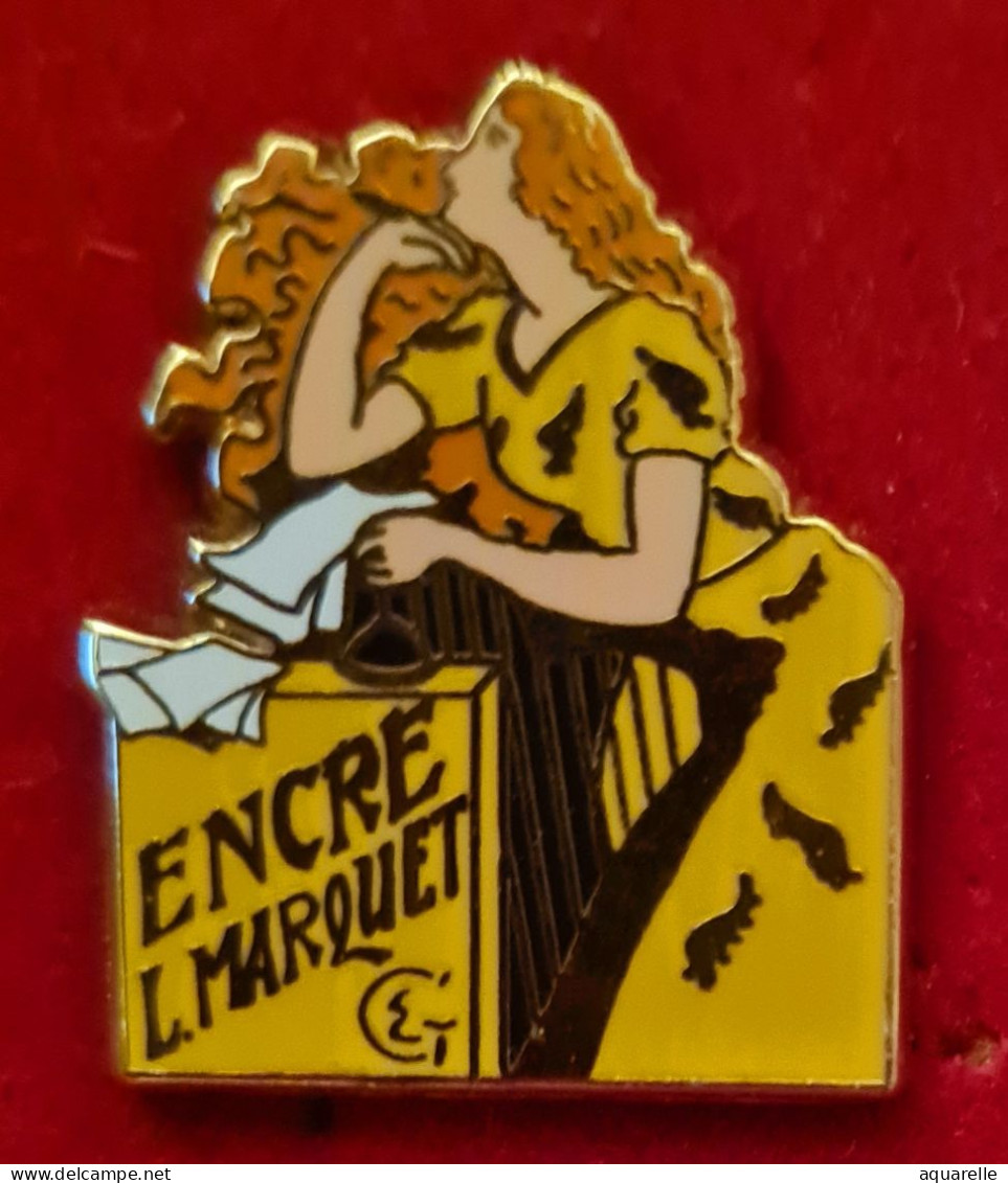 SUPER PIN'S "Arthus BERTRAND" Publicité Pour "ENCRE MARQUET, Visuel Artiste Belle Epoque, Format 2X2,7cm  MC Gravé Verso - Arthus Bertrand