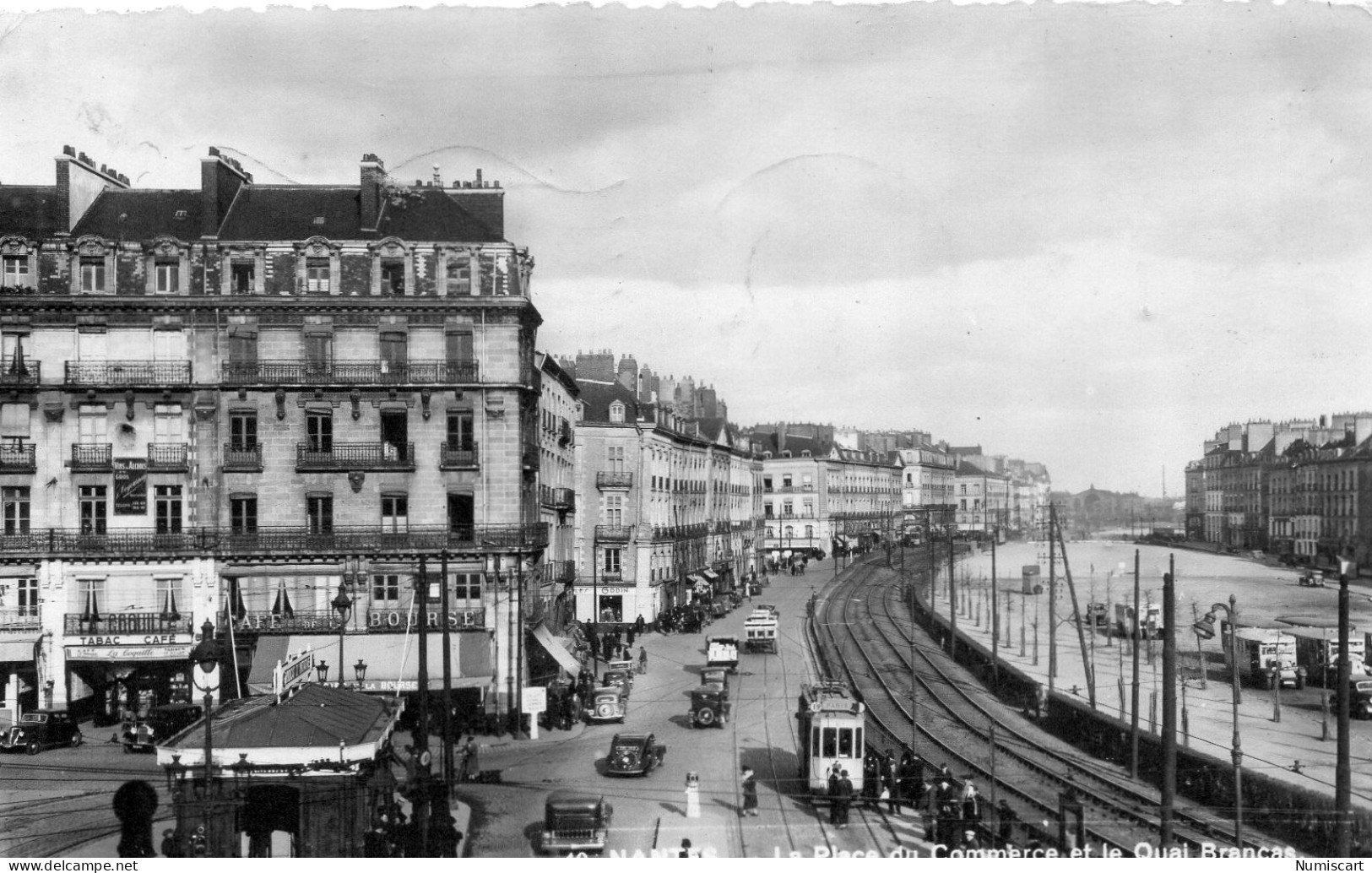 Nantes Animée Place Du Commerce Quai Branca Tramway Voitures Café Tabac - Nantes