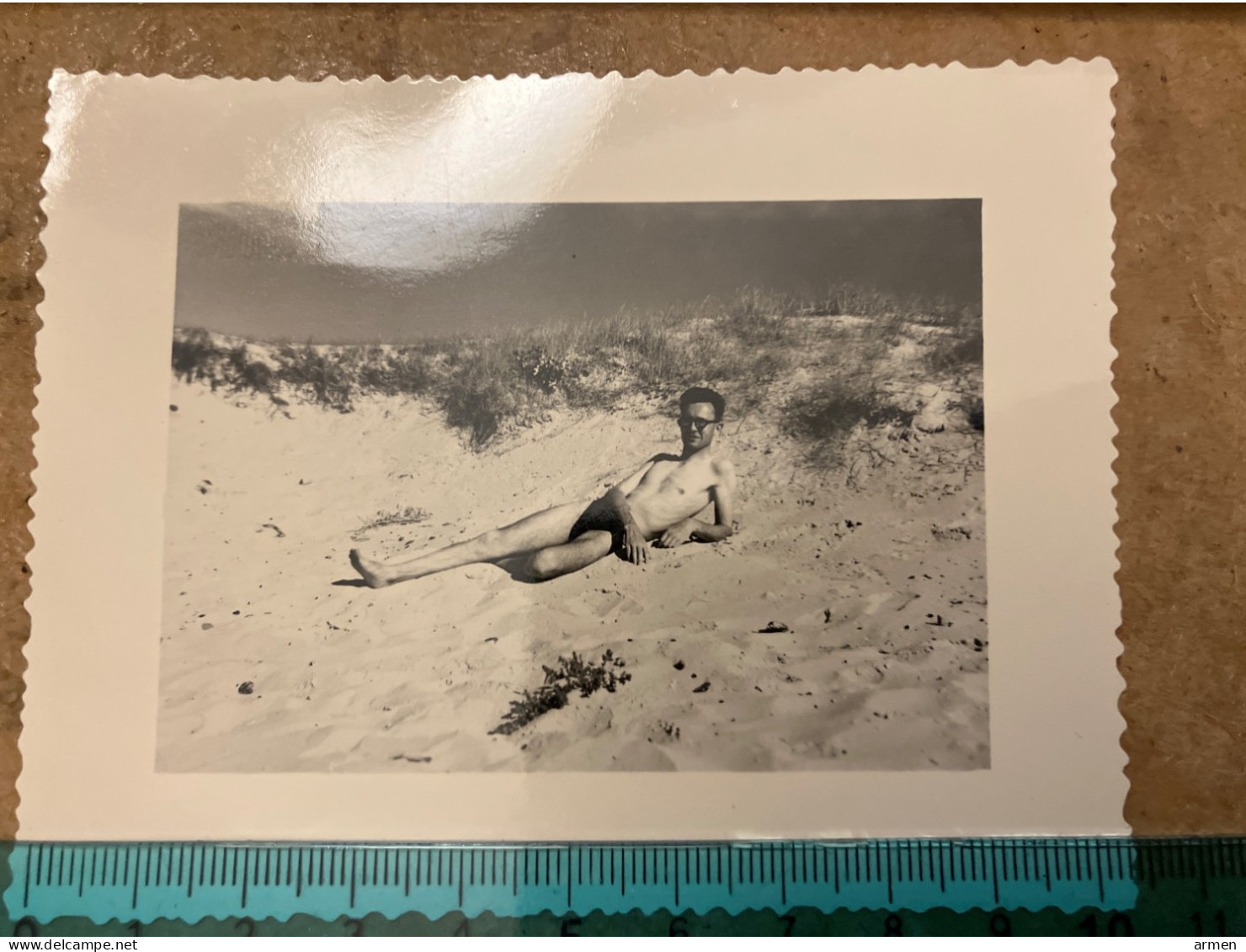 Réal Photo - Pin Up Plage Homme Torse Nu  Allongé  Sur La Plage  BOY ON THE BEACH - Pin-up