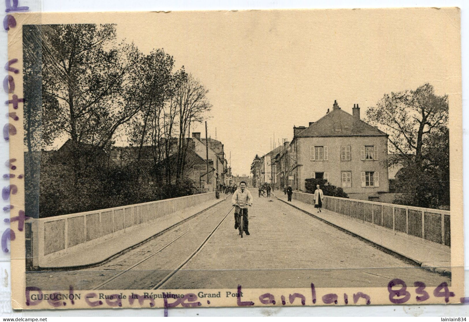 - GUEUGNON - ( Sâone Et Loire ), Rue De La République,Grand Pont, Cycliste,  Rare, Non écrite, TTBE, Scans. - Gueugnon