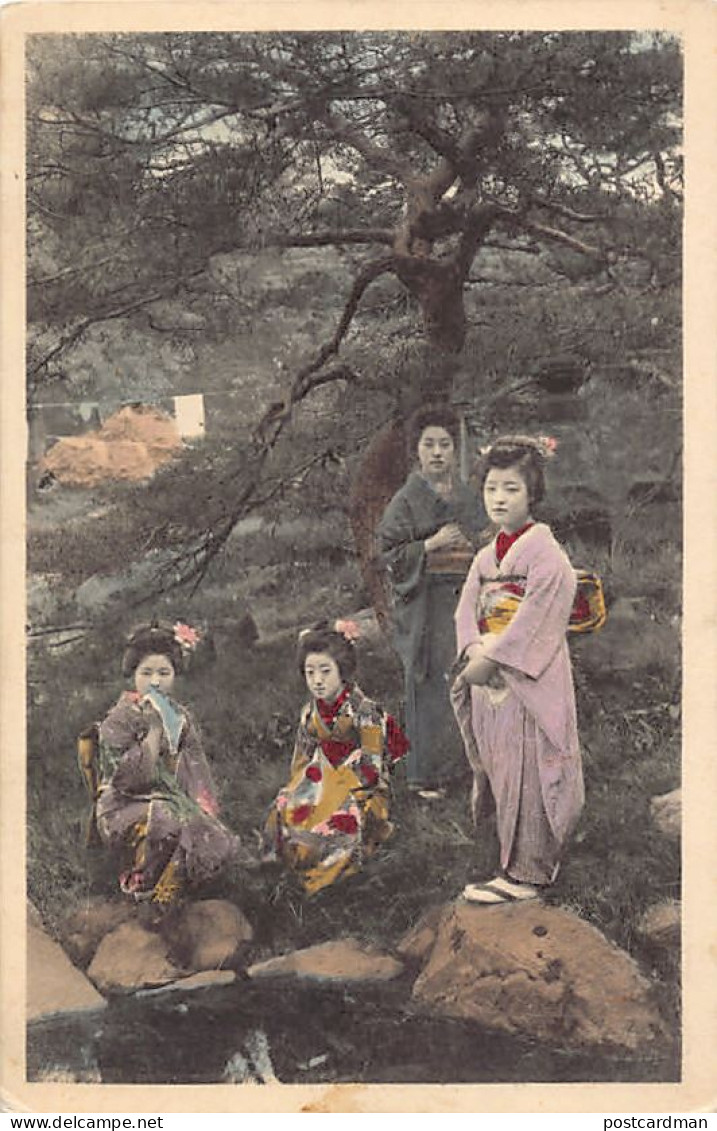 Japan - Four Geishas In A Park - Andere & Zonder Classificatie