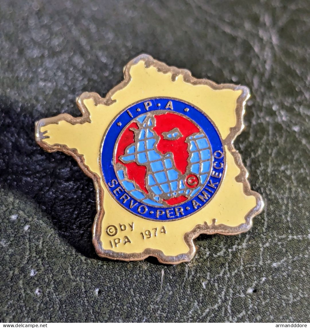 B Pins Pin's Ipa Servo Per Amikeco Iternational Police Association France Lapel Pin Tres Bon Etat Taille : 22 * 22 Mm En - Politie