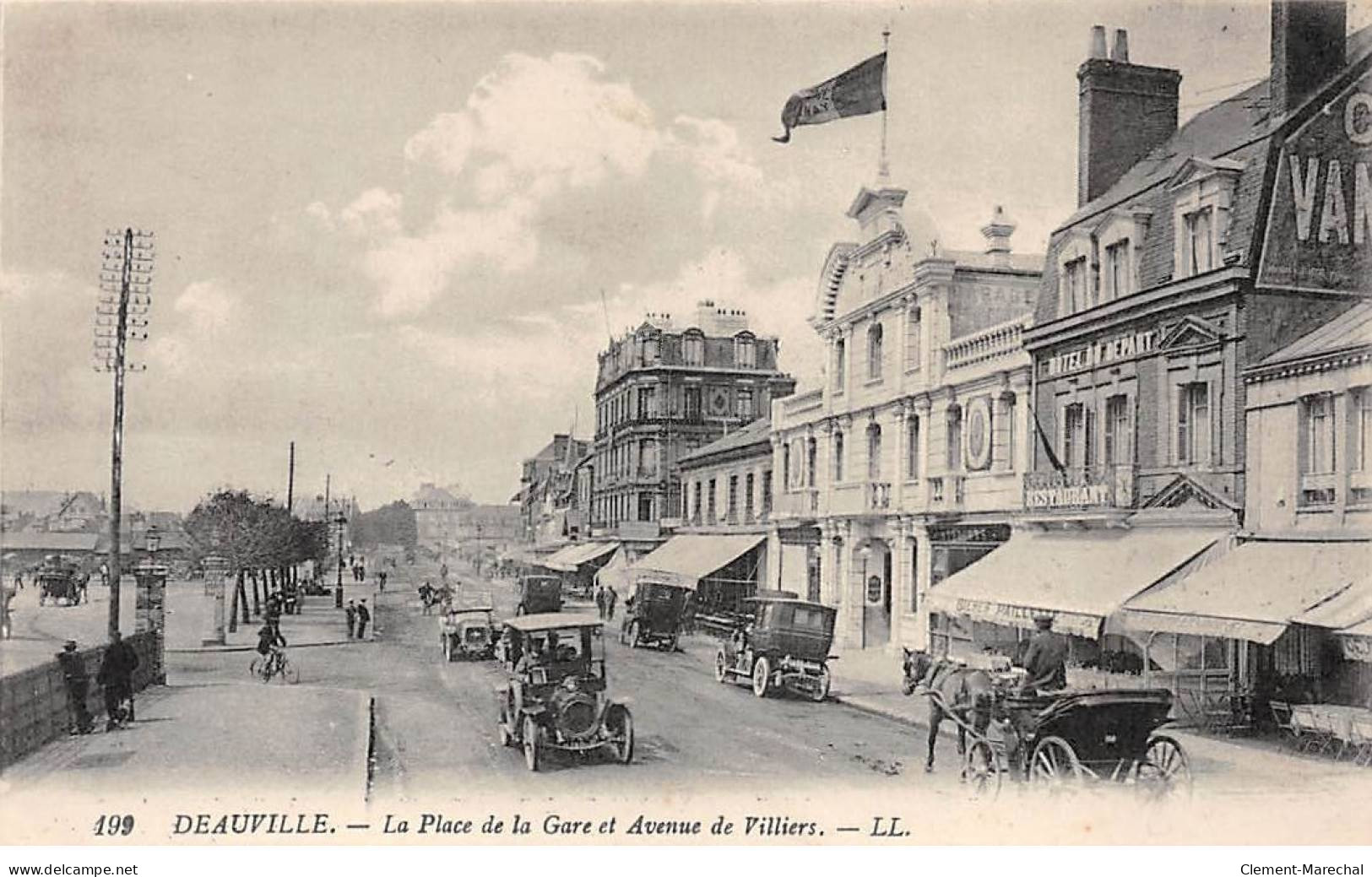 DEAUVILLE - La Place De La Gare Et Avenue De Villiers - Très Bon état - Deauville