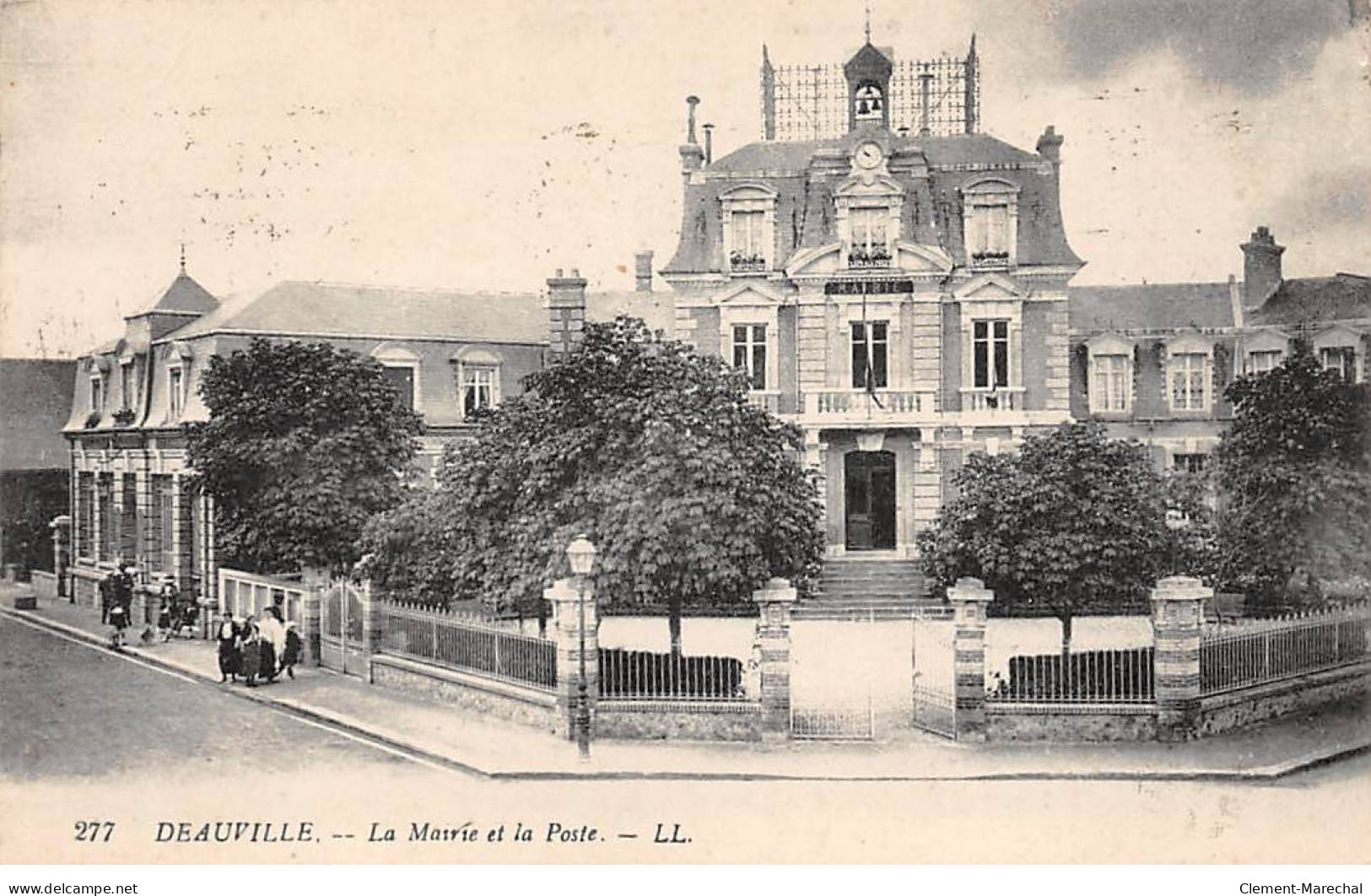 DEAUVILLE - La Mairie Et La Poste - Très Bon état - Deauville