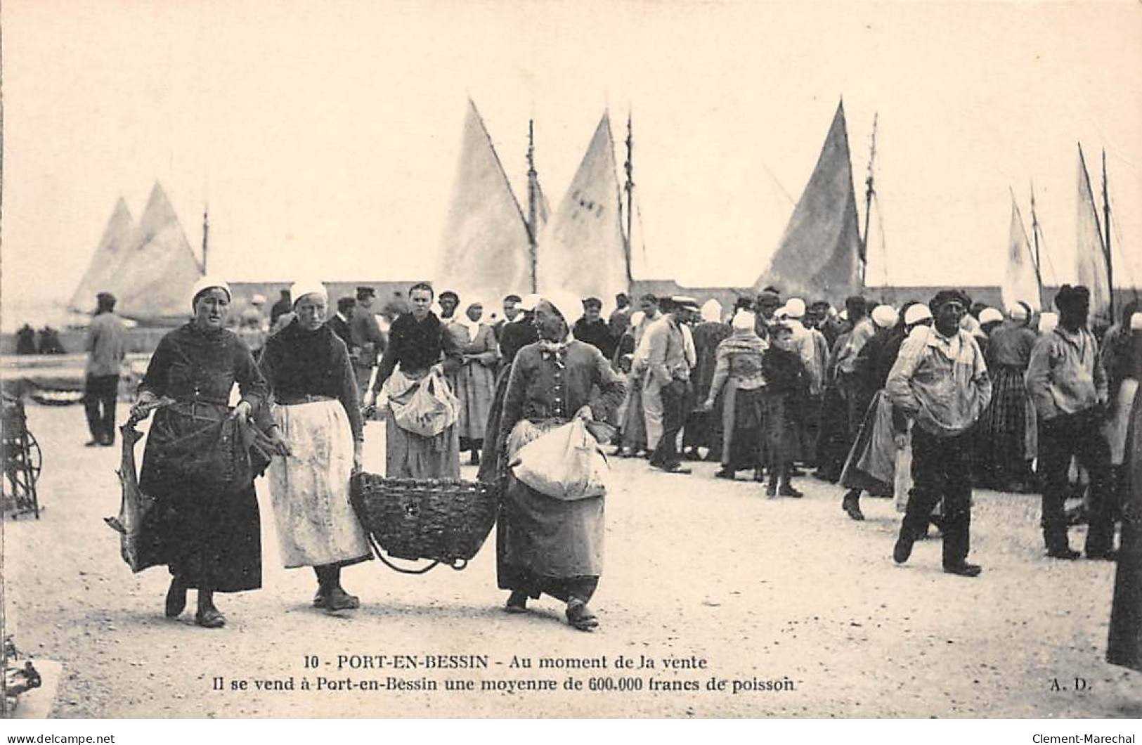 PORT EN BESSIN - Au Moment De La Vente De Poissons - Très Bon état - Port-en-Bessin-Huppain