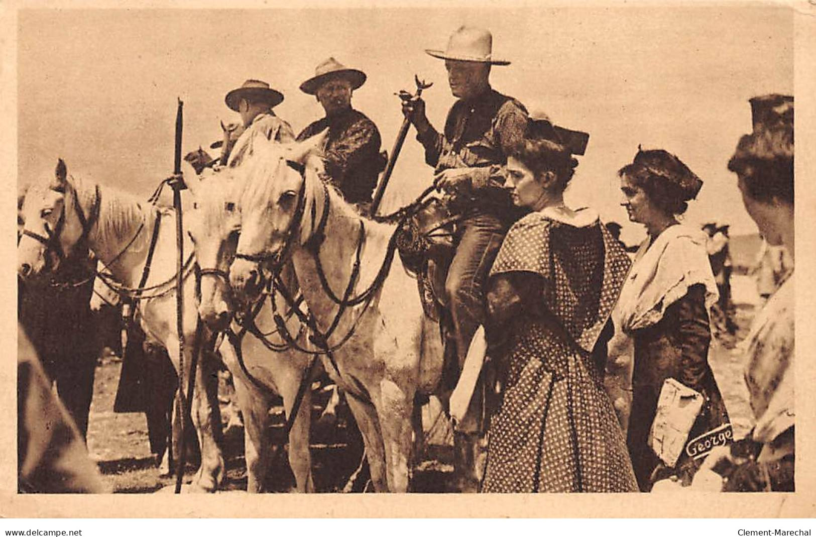 En Provence - Les Gardians De Camargue Sur Leurs Cavales Blanches En Costume Du Pays D'ARLES - Très Bon état - Otros & Sin Clasificación